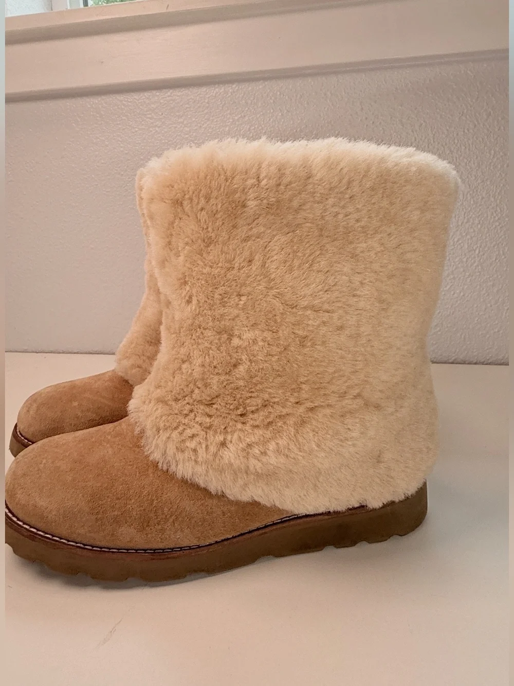 UGG Australia Maylin Sheepskin Cuff Boots Chestnut Suede Fur Winter Boots Size 8